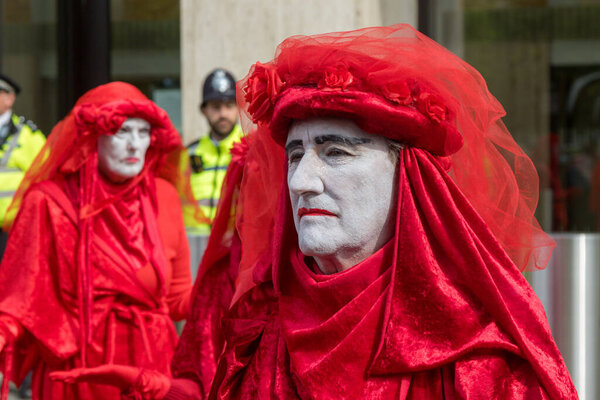 Лондон, Великобритания, 26 апреля 2025 года: - Члены Красной бригады повстанцев протестуют возле Шелл-центра в центре Лондона.