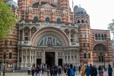 Londra, United Kindom, 26 Nisan 2025 - İngiltere ve Galler 'deki en büyük Roma Katolik Kilisesi olan Westminster Katedrali manzarası