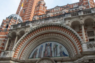 Londra, United Kindom, 26 Nisan 2025 - İngiltere ve Galler 'deki en büyük Roma Katolik Kilisesi olan Westminster Katedrali manzarası