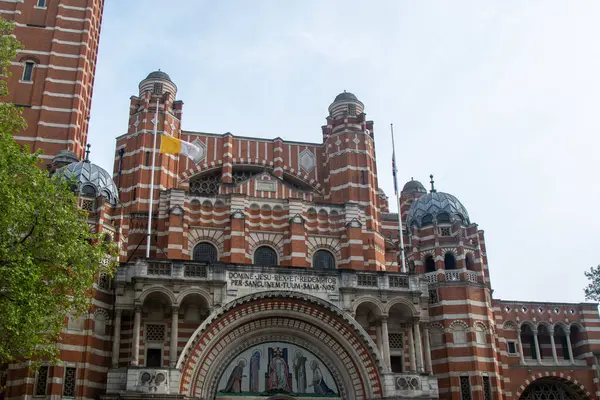 Londra, United Kindom, 26 Nisan 2025 - İngiltere ve Galler 'deki en büyük Roma Katolik Kilisesi olan Westminster Katedrali manzarası