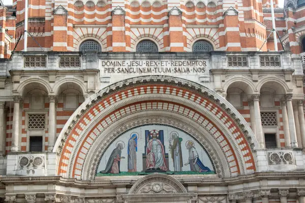 Londra, United Kindom, 26 Nisan 2025 - İngiltere ve Galler 'deki en büyük Roma Katolik Kilisesi olan Westminster Katedrali manzarası