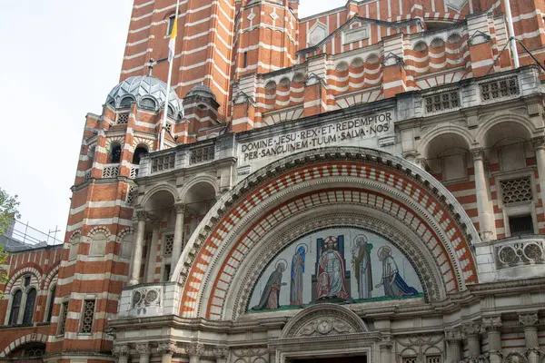 Londra, United Kindom, 26 Nisan 2025 - İngiltere ve Galler 'deki en büyük Roma Katolik Kilisesi olan Westminster Katedrali manzarası