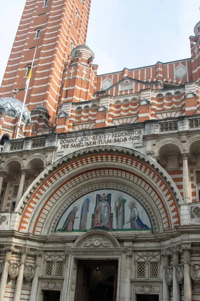 Londra, United Kindom, 26 Nisan 2025 - İngiltere ve Galler 'deki en büyük Roma Katolik Kilisesi olan Westminster Katedrali manzarası