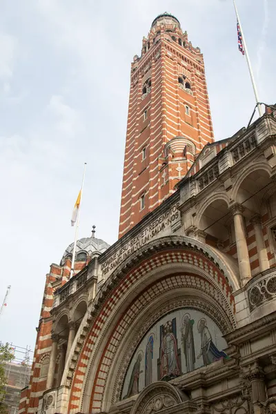 Londra, United Kindom, 26 Nisan 2025 - İngiltere ve Galler 'deki en büyük Roma Katolik Kilisesi olan Westminster Katedrali manzarası
