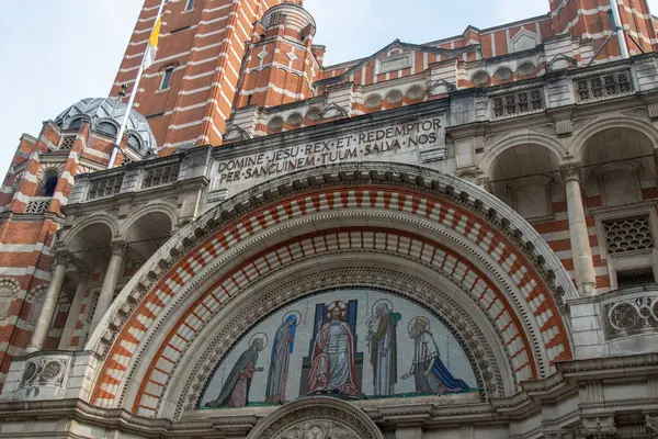 Londra, United Kindom, 26 Nisan 2025 - İngiltere ve Galler 'deki en büyük Roma Katolik Kilisesi olan Westminster Katedrali manzarası