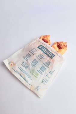 Londra, Birleşik Krallık, 12 Mayıs 2025: Greggs Pepperoni Pizza Stüdyosu, Uk 'ta bir perakende fırın zinciri.