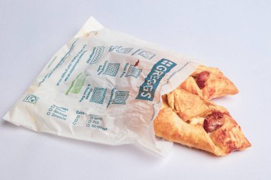 Londra, Birleşik Krallık, 12 Mayıs 2025: Greggs Pepperoni Pizza Stüdyosu, Uk 'ta bir perakende fırın zinciri.