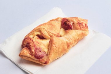 Londra, Birleşik Krallık, 12 Mayıs 2025: Greggs Pepperoni Pizza Stüdyosu, Uk 'ta bir perakende fırın zinciri.