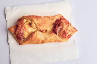 Londra, Birleşik Krallık, 12 Mayıs 2025: Greggs Pepperoni Pizza Stüdyosu, Uk 'ta bir perakende fırın zinciri.