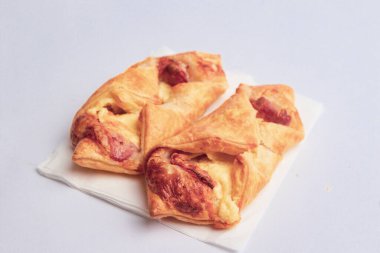 Londra, Birleşik Krallık, 12 Mayıs 2025: Greggs Pepperoni Pizza Stüdyosu, Uk 'ta bir perakende fırın zinciri.