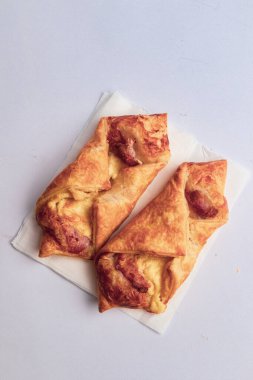 Londra, Birleşik Krallık, 12 Mayıs 2025: Greggs Pepperoni Pizza Stüdyosu, Uk 'ta bir perakende fırın zinciri.