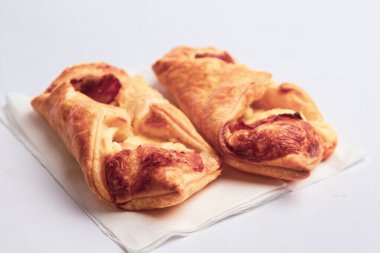 Londra, Birleşik Krallık, 12 Mayıs 2025: Greggs Pepperoni Pizza Stüdyosu, Uk 'ta bir perakende fırın zinciri.