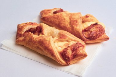 Londra, Birleşik Krallık, 12 Mayıs 2025: Greggs Pepperoni Pizza Stüdyosu, Uk 'ta bir perakende fırın zinciri.