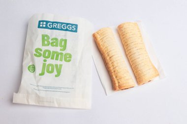 Londra, Birleşik Krallık, 12 Mayıs 2025: Greggs Pepperoni Pizza Stüdyosu, Uk 'ta bir perakende fırın zinciri.