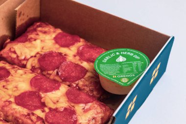 Londra, Birleşik Krallık, 12 Mayıs 2025: Greggs Pepperoni Pizza Stüdyosu, Uk 'ta bir perakende fırın zinciri.