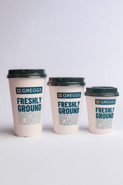 Londra, Birleşik Krallık, 20 Mayıs 2025: - Greggs Takeout Holder for Coffee, Greggs bir perakende fırın zinciri Uk