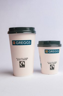 Londra, Birleşik Krallık, 20 Mayıs 2025: - Greggs Takeout Holder for Coffee, Greggs bir perakende fırın zinciri Uk