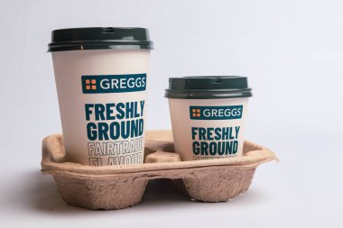 Londra, Birleşik Krallık, 20 Mayıs 2025: - Greggs Takeout Holder for Coffee, Greggs bir perakende fırın zinciri Uk