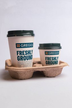 Londra, Birleşik Krallık, 20 Mayıs 2025: - Greggs Takeout Holder for Coffee, Greggs bir perakende fırın zinciri Uk