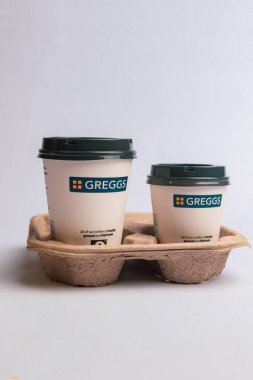 Londra, Birleşik Krallık, 20 Mayıs 2025: - Greggs Takeout Holder for Coffee, Greggs bir perakende fırın zinciri Uk