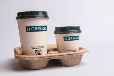 Londra, Birleşik Krallık, 20 Mayıs 2025: - Greggs Takeout Holder for Coffee, Greggs bir perakende fırın zinciri Uk