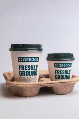 Londra, Birleşik Krallık, 20 Mayıs 2025: - Greggs Takeout Holder for Coffee, Greggs bir perakende fırın zinciri Uk