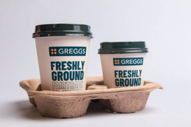 Londra, Birleşik Krallık, 20 Mayıs 2025: - Greggs Takeout Holder for Coffee, Greggs bir perakende fırın zinciri Uk