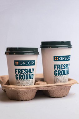 Londra, Birleşik Krallık, 20 Mayıs 2025: - Greggs Takeout Holder for Coffee, Greggs bir perakende fırın zinciri Uk