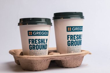 Londra, Birleşik Krallık, 20 Mayıs 2025: - Greggs Takeout Holder for Coffee, Greggs bir perakende fırın zinciri Uk