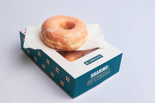 Лондон, Великобритания, май 2025: - Studio Shot of Greggs Takeout Holder for Coffee, Greggs is a retail Bakery Chain in the Uk