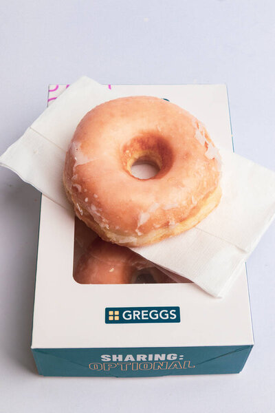 Лондон, Великобритания, май 2025: - Studio Shot of Greggs Takeout Holder for Coffee, Greggs is a retail Bakery Chain in the Uk