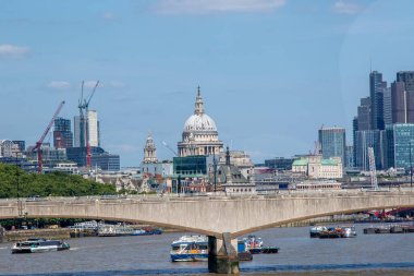 Londra, Birleşik Krallık, 16 Haziran 2025 - Londra 'nın merkezinde Thames Nehri manzarası Square Mile ve Waterloo Köprüsü Binalarını gösteriyor