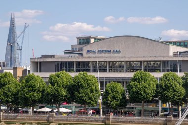 Londra, Birleşik Krallık, 16 Haziran 2025 - Thames Nehri 'nin güney kıyısındaki Royal Festival Salonu manzarası