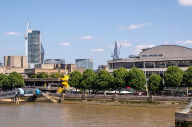 Londra, Birleşik Krallık, 16 Haziran 2025 - Thames Nehri 'nin güney kıyısındaki Royal Festival Salonu manzarası
