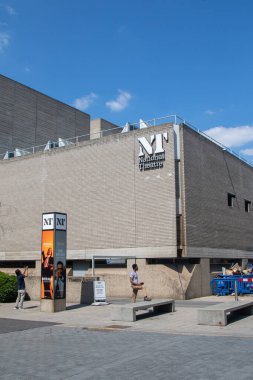 Londra, Birleşik Krallık, 16 Haziran 2025 - Thames Nehri 'nin güney kıyısındaki Ulus Tiyatrosu' nun manzarası