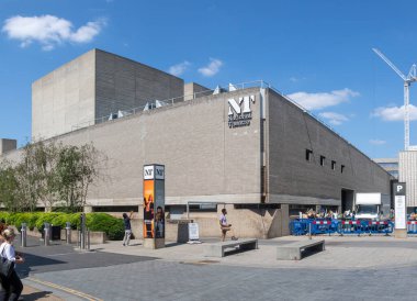 Londra, Birleşik Krallık, 16 Haziran 2025 - Thames Nehri 'nin güney kıyısındaki Ulus Tiyatrosu' nun manzarası