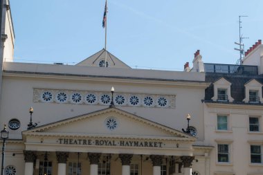 Londra, Birleşik Krallık, 16 Haziran 2025: - Londra 'nın batı ucundaki tiyatro arazisinin bir parçası olan Royal Haymarket Tiyatrosu manzarası