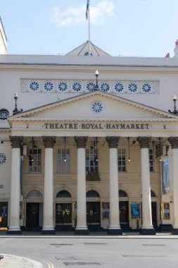 Londra, Birleşik Krallık, 16 Haziran 2025: - Londra 'nın batı ucundaki tiyatro arazisinin bir parçası olan Royal Haymarket Tiyatrosu manzarası