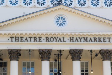 Londra, Birleşik Krallık, 16 Haziran 2025: - Londra 'nın batı ucundaki tiyatro arazisinin bir parçası olan Royal Haymarket Tiyatrosu manzarası
