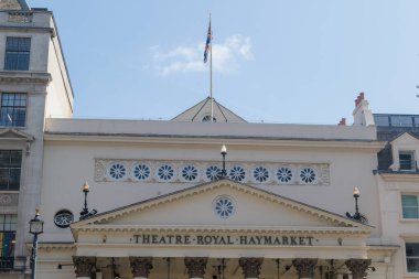 Londra, Birleşik Krallık, 16 Haziran 2025: - Londra 'nın batı ucundaki tiyatro arazisinin bir parçası olan Royal Haymarket Tiyatrosu manzarası