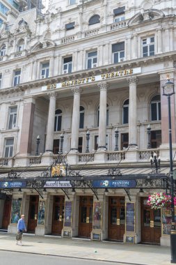 Londra, Birleşik Krallık, 16 Haziran 2025, Londra 'nın batı ucundaki Tiyatro Alanı' nın bir parçası olan Majesteleri Tiyatrosu manzarası.