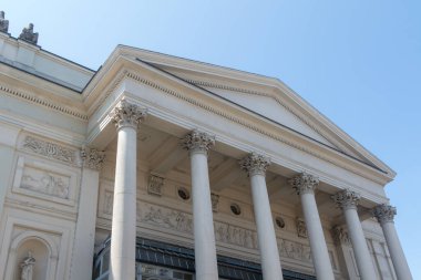 Londra, Birleşik Krallık, 16 Haziran 2025, Londra 'nın batı ucundaki tiyatro arazisinin bir parçası olan Kraliyet Bale ve Opera Evi manzarası.