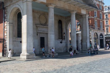 Londra, Birleşik Krallık, 16 Haziran 2025 Covent Garden 'daki St. Paul Kilisesi, aktör kilisesi manzarası.