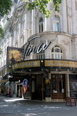 Londra, Birleşik Krallık, 16 Haziran 2025 - Londra 'nın batı ucundaki Tiyatro Alanı' nın bir parçası olan Aldwych Tiyatrosu manzarası