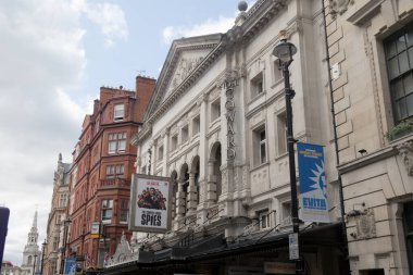 Londra, Birleşik Krallık, 16 Haziran 2025, Londra 'nın batı ucundaki tiyatro arazisinin bir parçası olan Noel Coward Tiyatrosu manzarası.