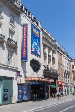 Londra, Birleşik Krallık, 16 Haziran 2025: - Londra 'nın batı ucundaki Tiyatro Alanı' nın bir parçası olan Adelphi Tiyatrosu manzarası