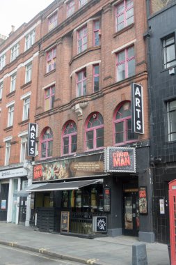 Londra, Birleşik Krallık, 16 Haziran 2025 - Londra 'nın batı ucundaki Tiyatro Alanı' nın bir parçası olan Sanat Tiyatrosu manzarası