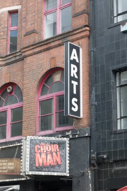 Londra, Birleşik Krallık, 16 Haziran 2025 - Londra 'nın batı ucundaki Tiyatro Alanı' nın bir parçası olan Sanat Tiyatrosu manzarası