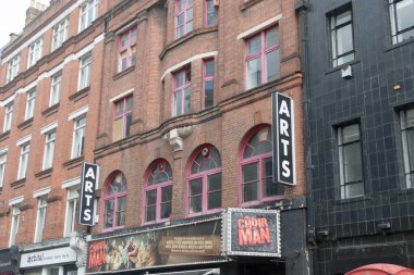 Londra, Birleşik Krallık, 16 Haziran 2025 - Londra 'nın batı ucundaki Tiyatro Alanı' nın bir parçası olan Sanat Tiyatrosu manzarası