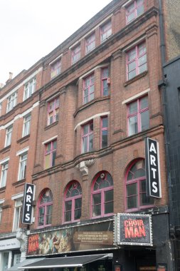 Londra, Birleşik Krallık, 16 Haziran 2025 - Londra 'nın batı ucundaki Tiyatro Alanı' nın bir parçası olan Sanat Tiyatrosu manzarası